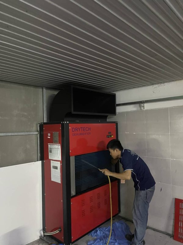 kỹ thuật viên sửa máy hút ẩm